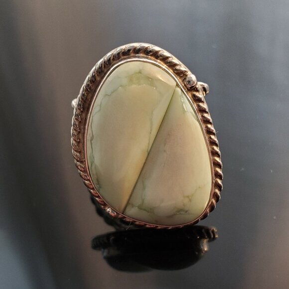 Pale green stone ring with sterling silver - Picture 1 of 3